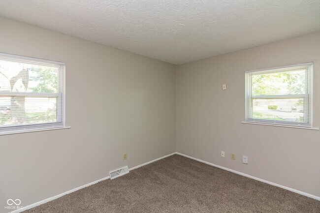 Building Photo - 9 Greenbriar Ln