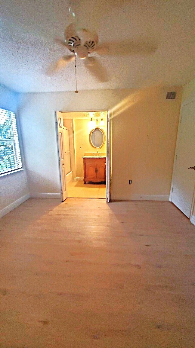 Building Photo - 01 + Den water included - Frist Floor unit...