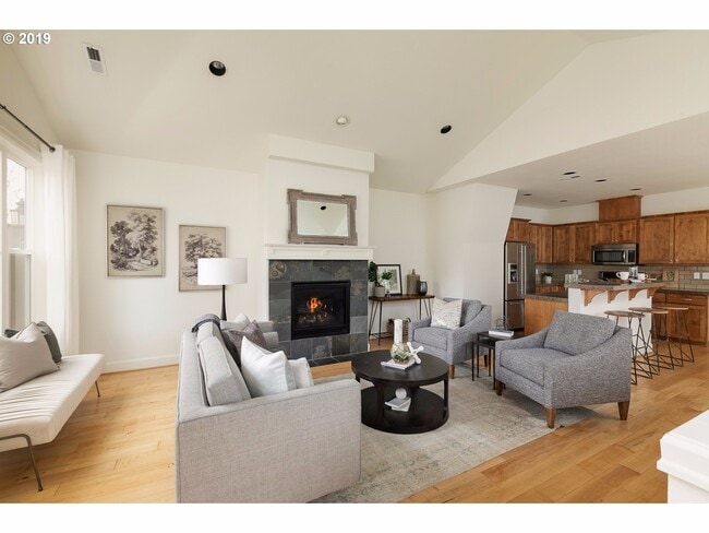 Building Photo - Amazing 3 bed / 2.5 bath Duplex with Bonus Room!