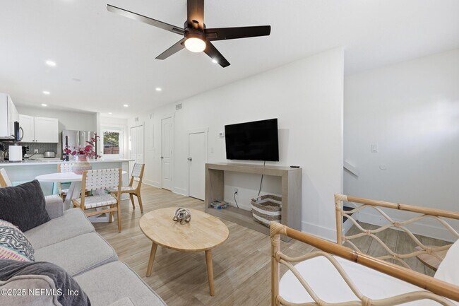 Building Photo - 420 3rd St S