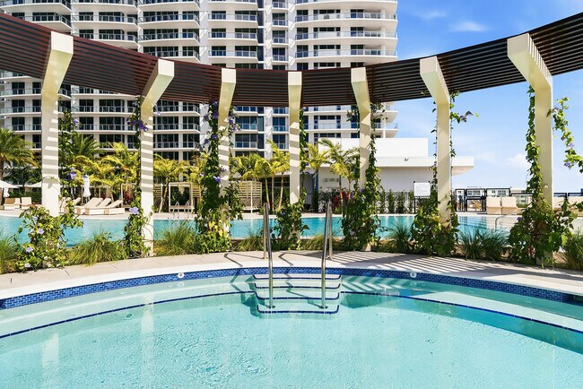 Building Photo - 220 Lake Shore Dr