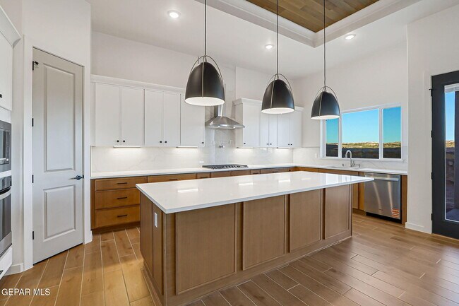 Building Photo - 832 Eltham Dr