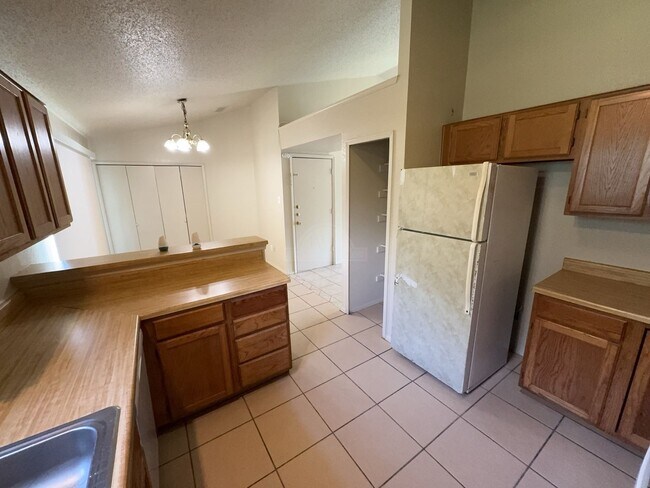 Building Photo - 2208 Hemlock Dr