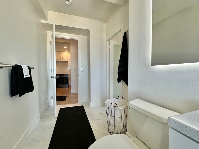 Building Photo - 999 N Doheny Dr