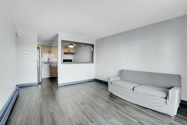 Building Photo - 1 Bedroom, 1 bath, 3rd floor Apartment