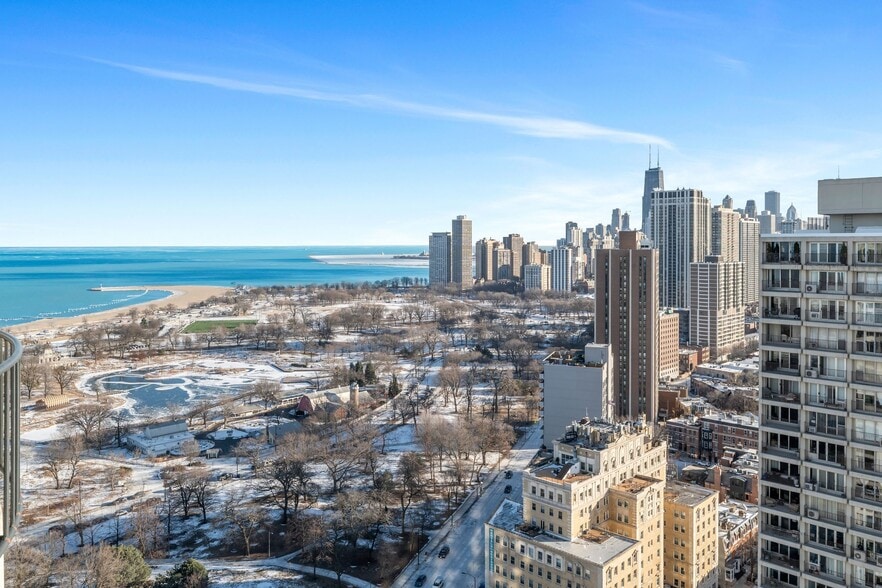 Winter View - 2020 N Lincoln Park W