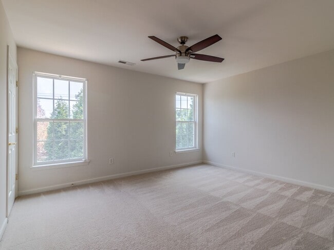 Building Photo - Spacious Unfurnished 3-BR, 2.5-BA year-rou...