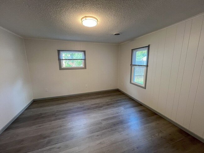 Building Photo - NEWLY REMODELED 3 BEDROOM HOME NEAR CIVIC ...
