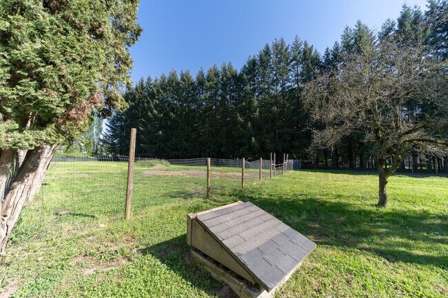 Building Photo - Rare 6 Bedroom Country Ranch Home – Dream Come True!