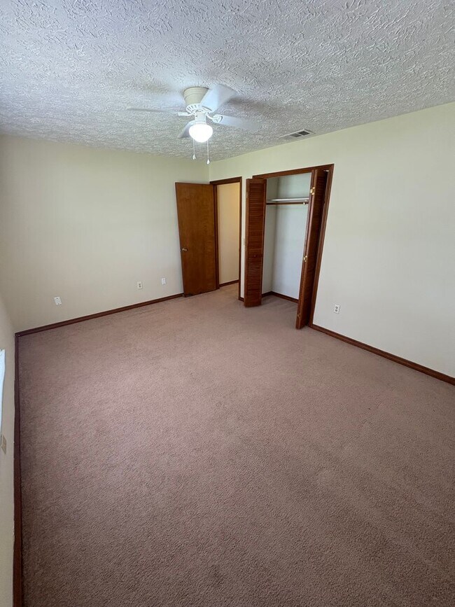 Building Photo - 2/2 home with fenced backyard in Ft Pierce