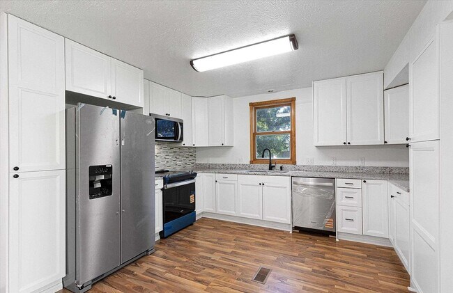 Building Photo - Cozy elegance meets modern convenience in ...