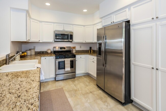 Building Photo - GIANT 1 BEDROOM APT