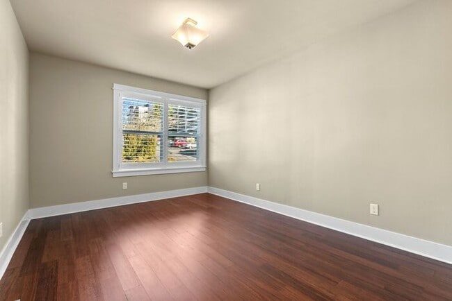 Building Photo - Gorgeous AIR CONDITIONED West Seattle Char...