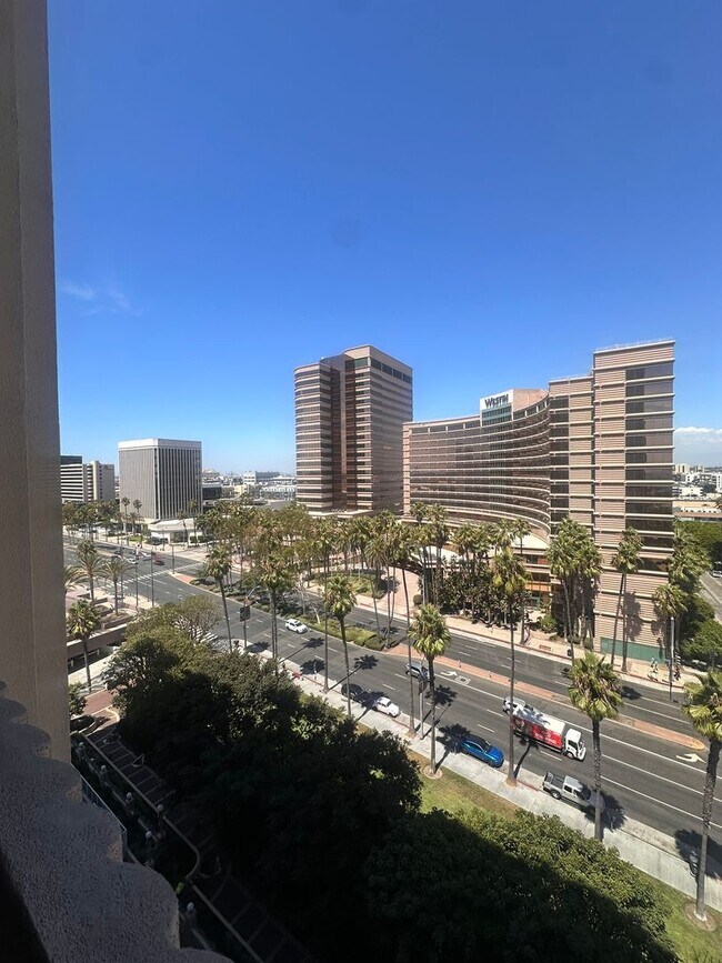 Building Photo - 1BR High-Rise with Balcony & Views