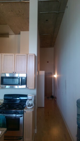 Building Photo - 320 E 21st St