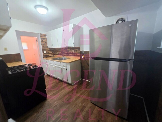 Building Photo - 3 Bedrooms | 1 Bathroom | Hardwood Floors | Bright Living/Dining Area | Galley Kitchen | Unfinish...