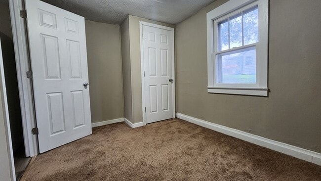 Building Photo - Single-Family Home for Rent