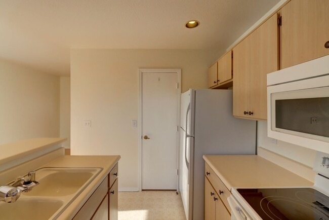 Building Photo - 2 bed 2 bath Condo in Montana Terraces