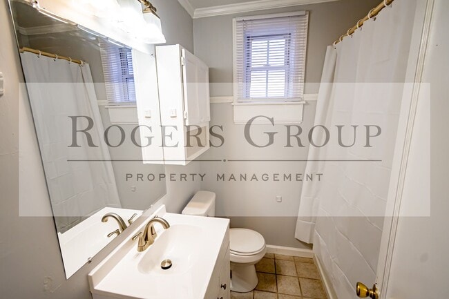 Building Photo - 305 White Oak Dr