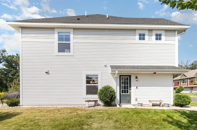 Building Photo - Luxury 3-Bed, 3-Bath Townhome in Prior Lake for $2,890/month!