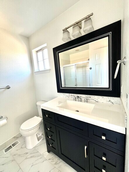 Master bathroom - 13176 Alcott Pl