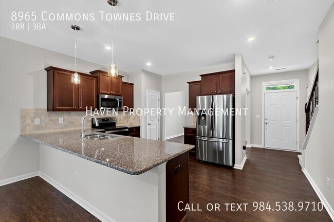 Building Photo - 8965 Commons Townes Dr