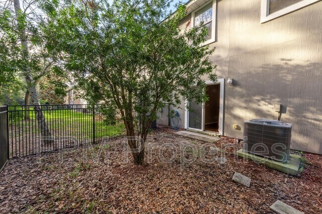 Building Photo - 807 Scrub Jay Dr