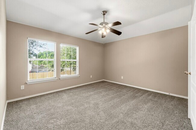 Building Photo - 11822 Green Willow Falls Dr