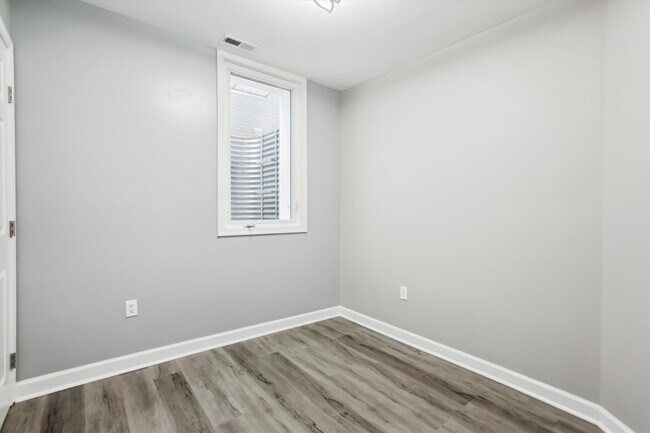 Building Photo - 526 Roxboro Pl NW