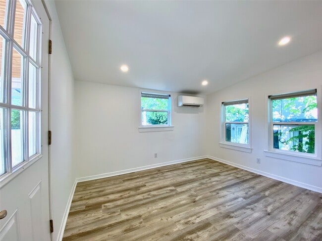 Building Photo - 2025 Brun St