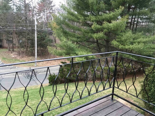 Building Photo - 13 Strawberry Bank Rd