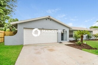 Building Photo - 4 Bedroom Pet-Friendly Home in FERN PARK, FL with Main Street Renewal