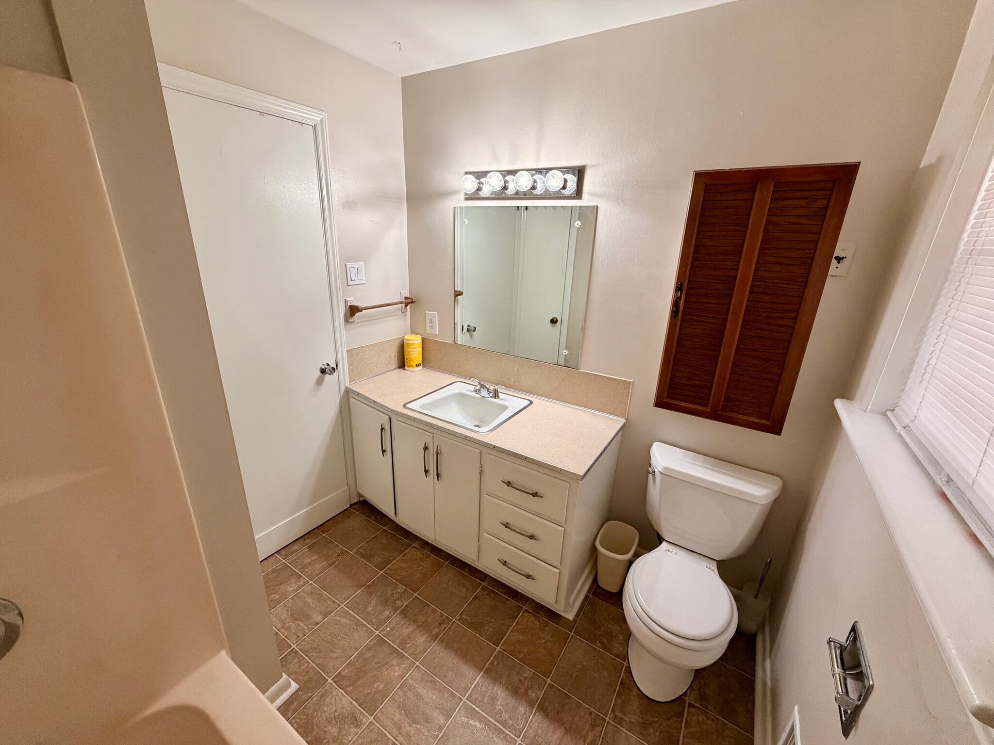 Building Photo - 2324 5th Ave SW