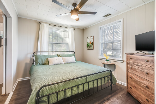 Building Photo - Evora