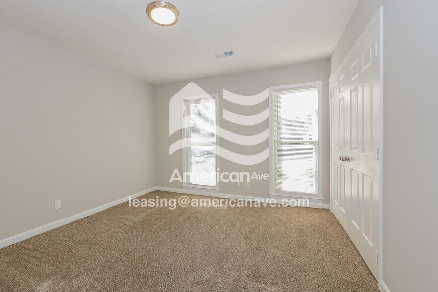 Building Photo - 4302 Castlewood Pkwy