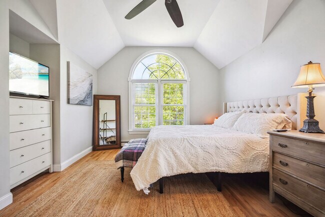 Building Photo - 550 Long John Rd