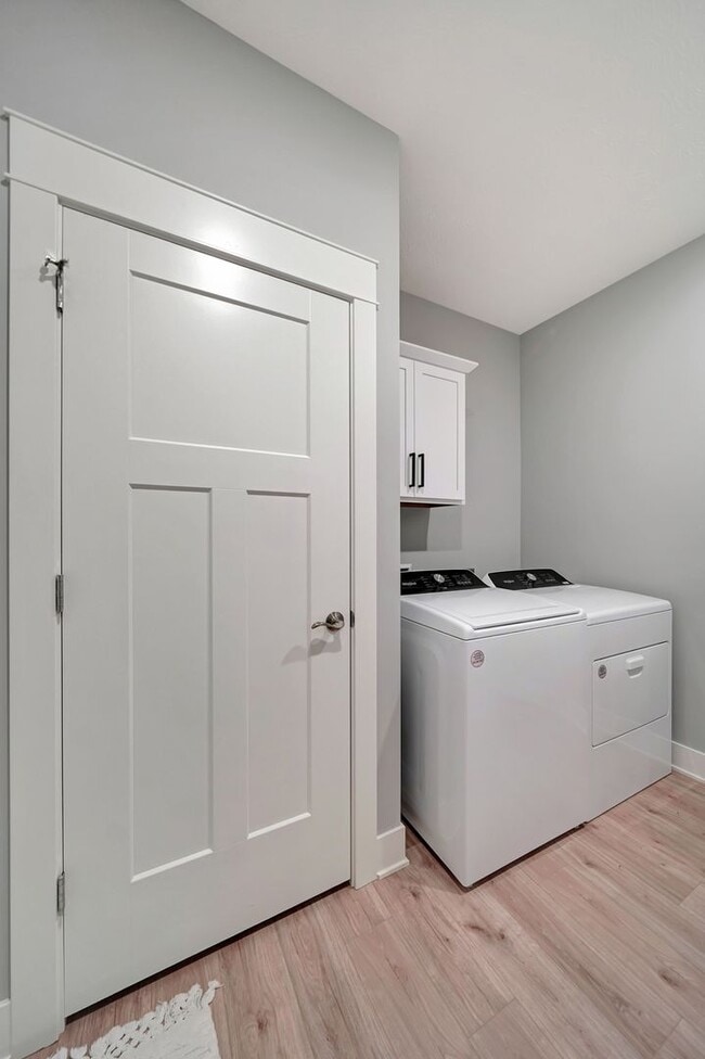 Building Photo - Newly Constructed Spacious Townhome