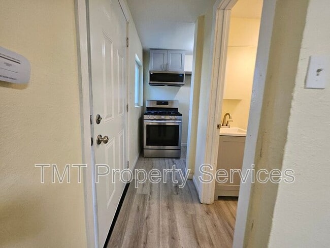 Building Photo - 1647 E 6th St