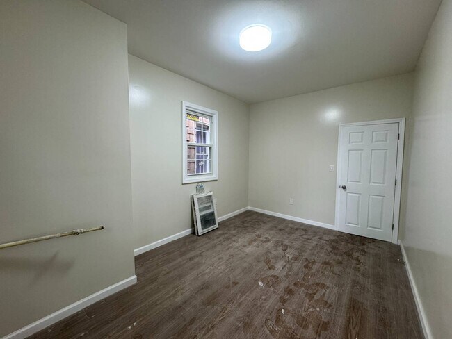 Building Photo - 250 E 207th St