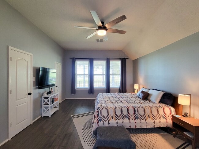 Building Photo - Welcome home to this charming 4-bedroom, 3-bathroom brick house in the desirable Stone Gate commu...