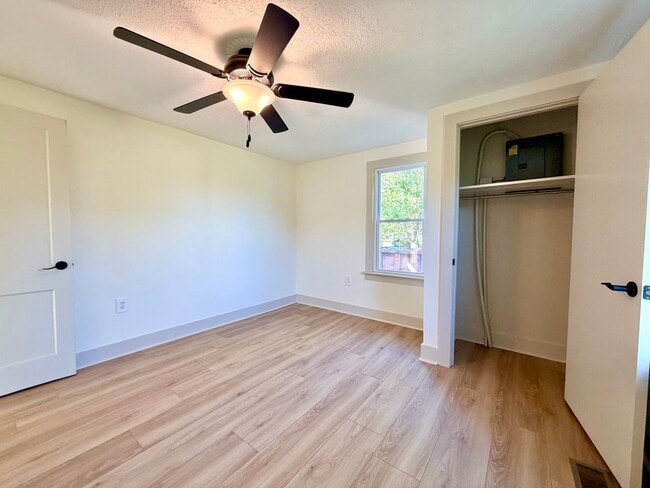 Building Photo - 211 Sanderson Dr