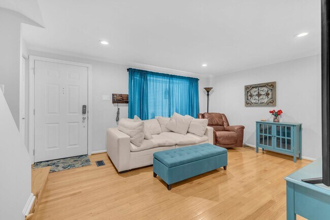 Building Photo - Beautifully Updated End-Unit Townhome in P...