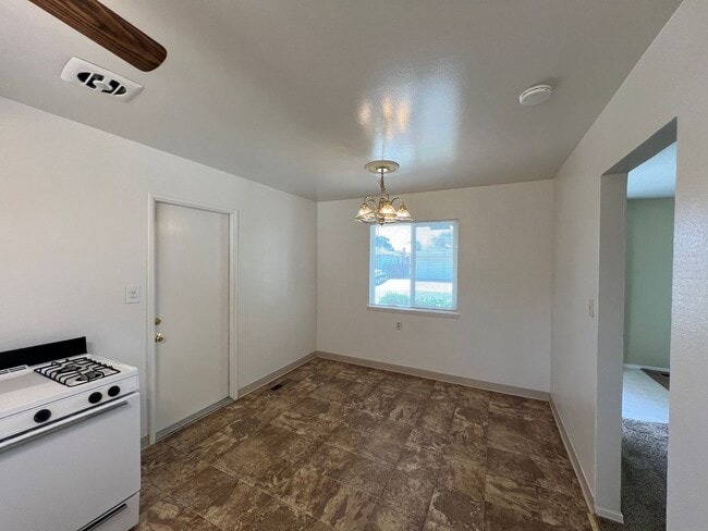 Building Photo - Single story close to shopping and freeway access!