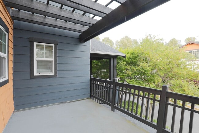 Building Photo - Spacious 3BR/3.5BA Townhome in Desirable E...