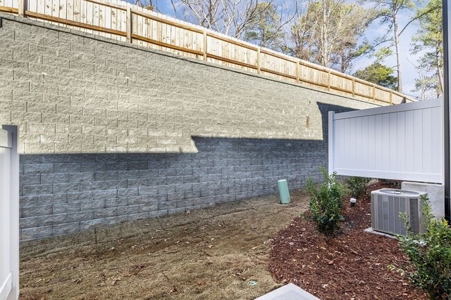 Building Photo - Updated Townhome with 1 Car Garage - close to Southpoint!
