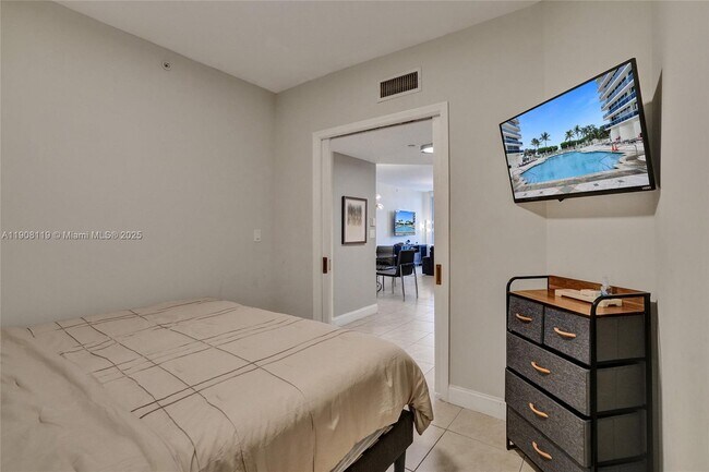 Building Photo - 9559 Collins Ave