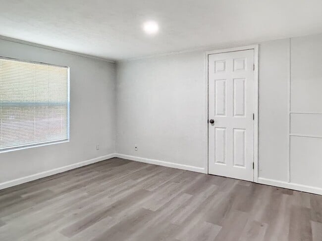 Building Photo - Move-In Ready Home Near Canyon Lake – Fres...