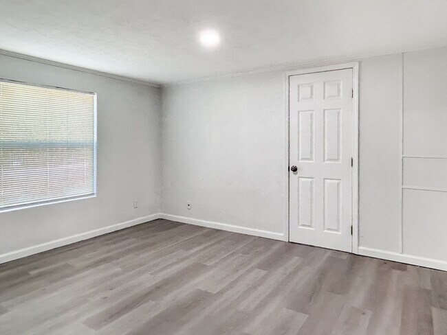 Building Photo - Move-In Ready Home Near Canyon Lake – Fresh Interior, Deck & Detached Garage