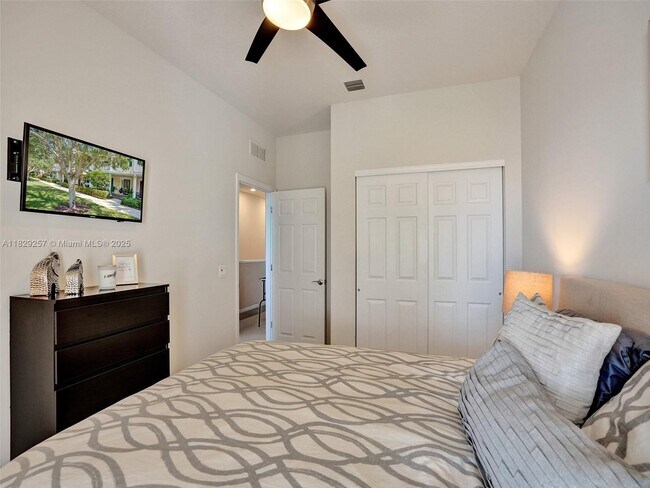Building Photo - 1144 S Community Dr