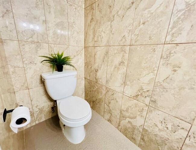 Building Photo - 1121-1123 N Andrews Ave